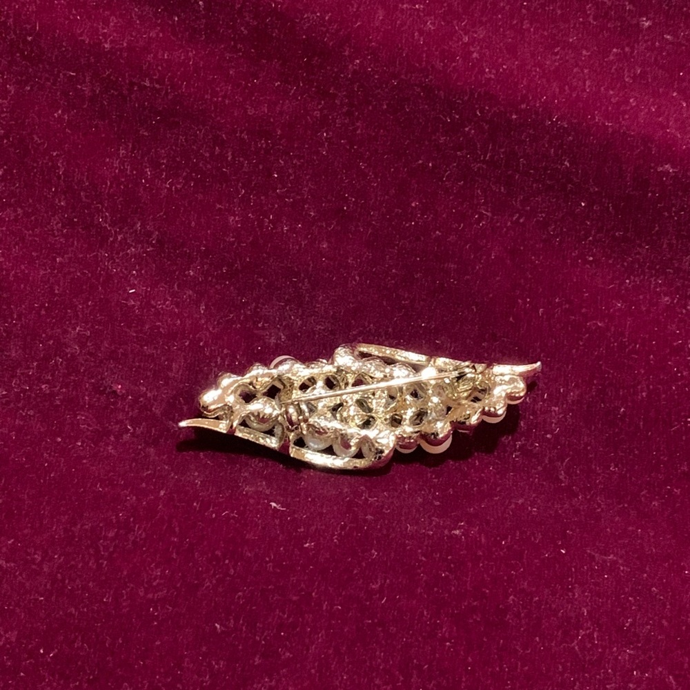 Vintage Gold Tone And Faux pearl Brooch 2 " Length. - Picture 4 of 6